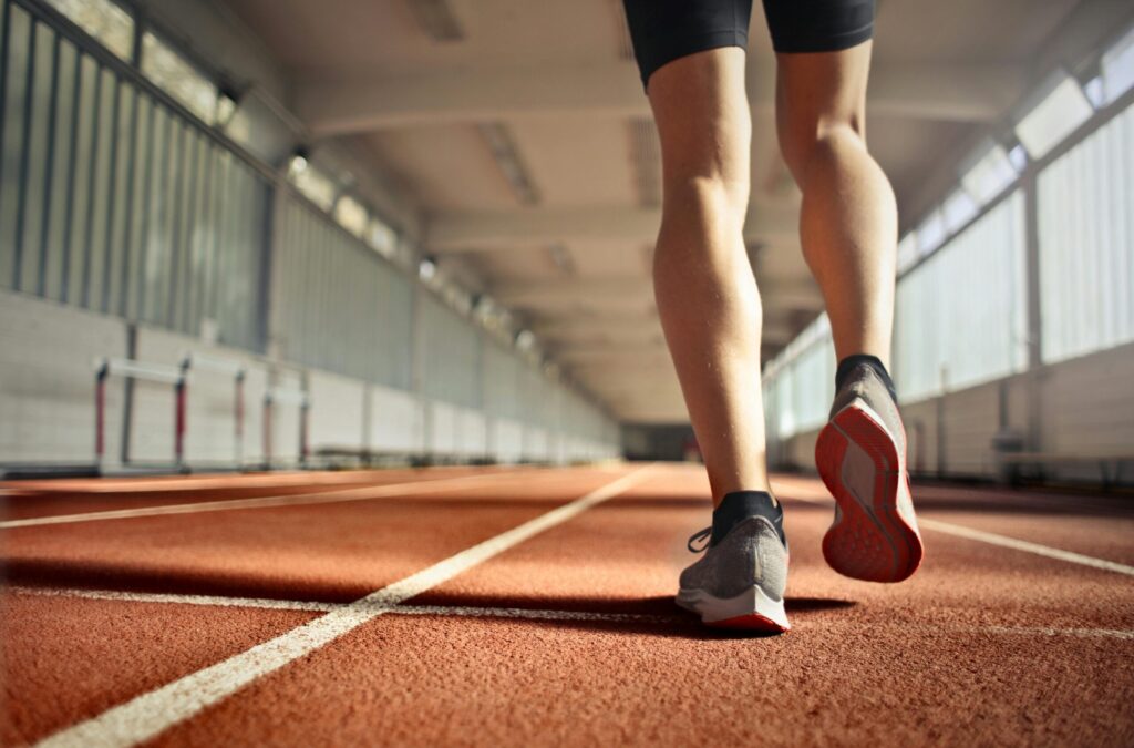 A high-definition, wide-angle image showing a heart-healthy lifestyle scene, such as a person jogging in a park with visible veins, symbolizing the connection between heart and vein health. The setting should be bright and vibrant, depicting a healthy and active lifestyle.